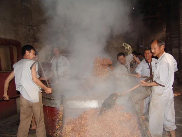 中央电视台一锤定音，中央二套一槌定音男女主持人是谁（赊店老酒彰显“三大优势”）