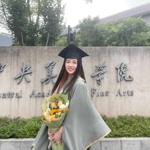 博士服硕士服和学士服的区别，学士服不同颜色的披肩分别有什么含义（毕业生学位服居然能这么美）