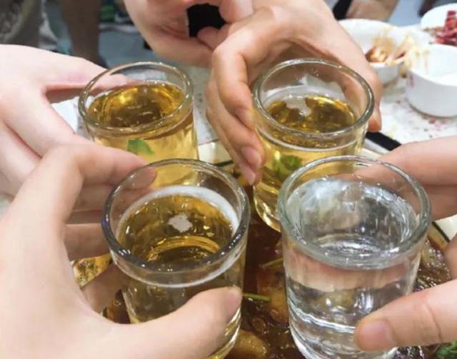 白酒和啤酒一起喝有什么危害，喝完白酒换啤酒的害处（记住这3点）