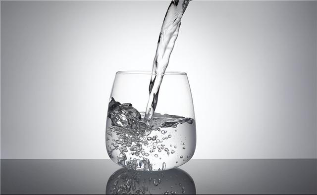 上六年级的正常年龄是多少，小学六年级年龄多大（为什么不建议长期饮用纯净水）