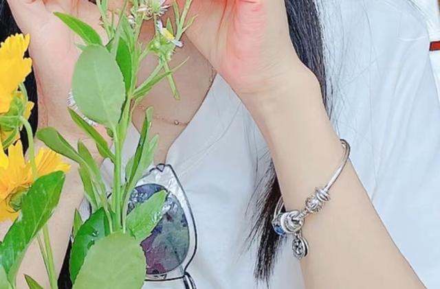 潘多拉珠子哪个最受欢迎，潘多拉繁星童话手链繁星中最闪亮的星很有童话气氛戴起来很轻便