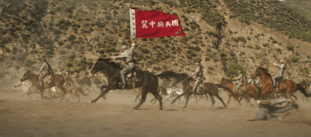 《且试天下》回应摔马质疑，马匹非常健康，吴京电影也有类似镜头