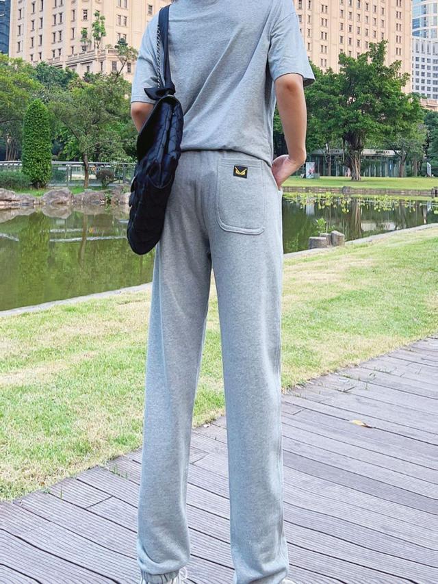 fendi小怪兽款衣服，22FW植绒小怪兽长裤坯布水洗手感看似简单的款式