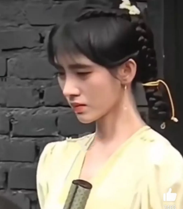 鞠婧祎花戎最新路透，鞠婧祎路透照：高鼻子大粗眉