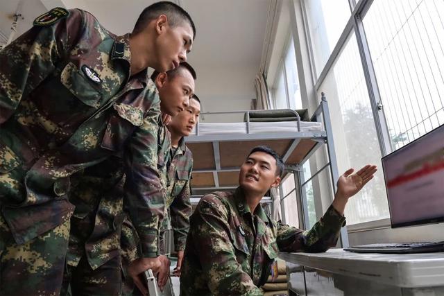 送新兵祝福语简短，家人送新兵祝福语简短（这份临别赠礼有点“硬”）