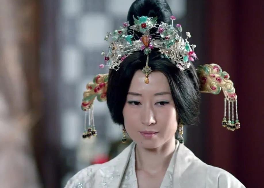 无论是古装还是现代装,这颗痣丝毫不影响刘敏涛对于角色的塑造.