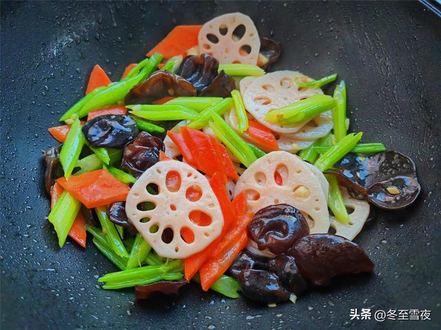 芹菜胡萝卜炒木耳的家常做法，把这四种蔬菜搭配
