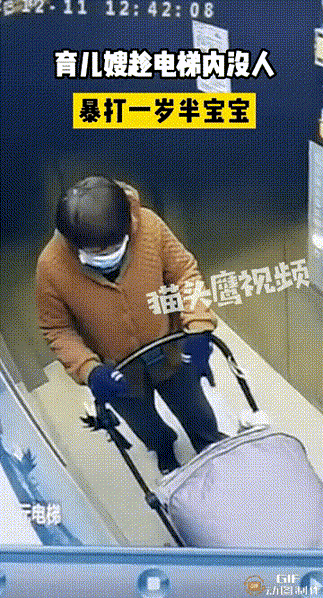 ​育儿嫂电梯打幼童，一育儿嫂推着一岁半的宝宝进电梯后