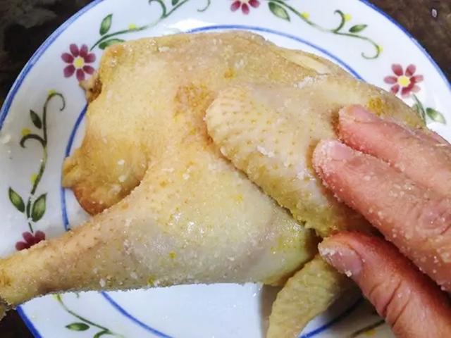 电饭锅炖鸡汤的做法，电饭锅炖鸡汤的家常做法（比广东卖的烤鸡还香10倍）