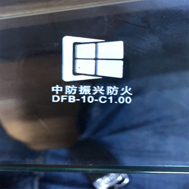 钢化玻璃和普通玻璃的区别，强化玻璃和普通玻璃怎么区分（防火玻璃同普通建筑玻璃功能及外观对比）