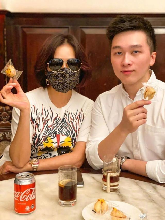 刘嘉玲身价多少亿，刘嘉玲个人简历（同进同出情胜母子）