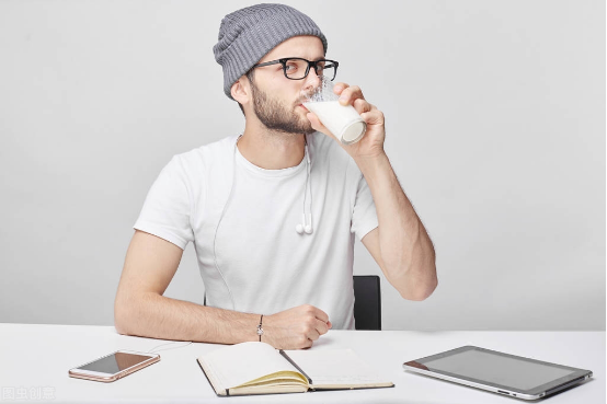 晚上喝纯牛奶好吗，常喝纯牛奶有啥好处（中老年人喝牛奶）