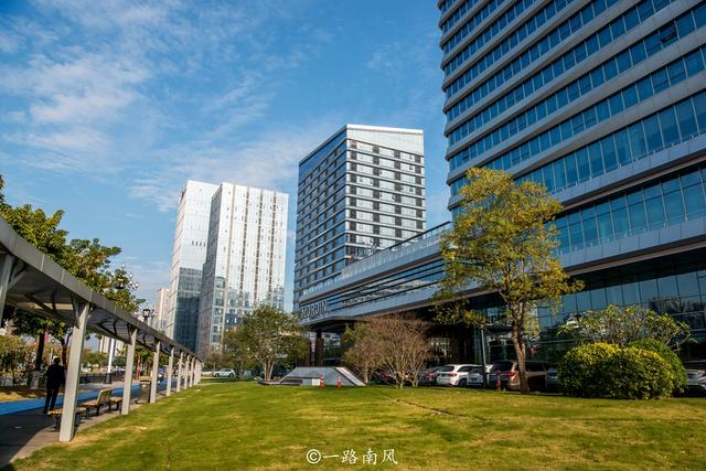 城市套路深的幽默句子，男女幽默聊天的对话（距离市中心超过40公里）