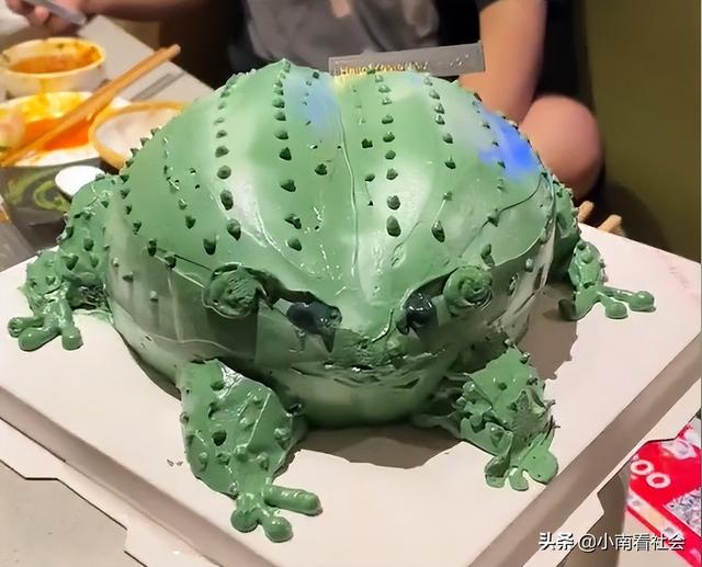 生日蛋糕恶搞字简单，生日蛋糕恶搞字简单可爱（江苏一男生过生日发小做“青蛙”蛋糕庆贺）