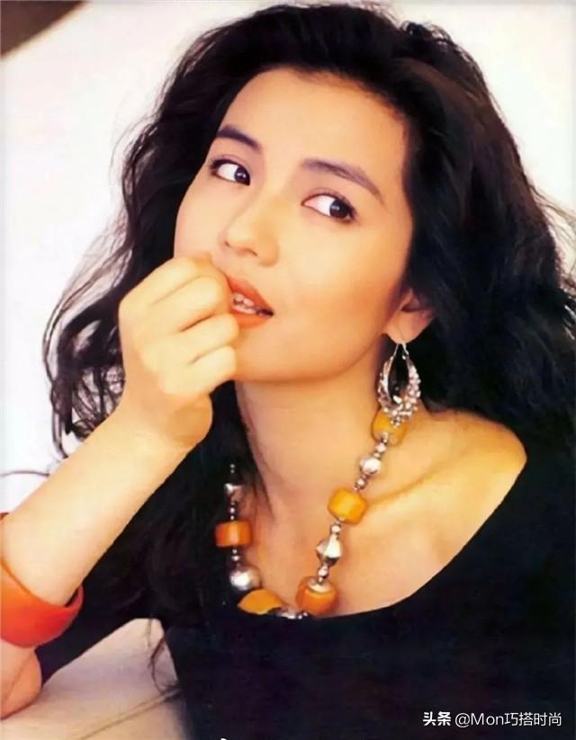 方脸适合的发型，方脸形适合什么发型（究竟是烫“卷发”还是留“直发”）