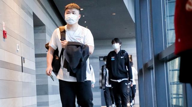 loluzi经典操作，Uzi厄斐琉斯名场面火了