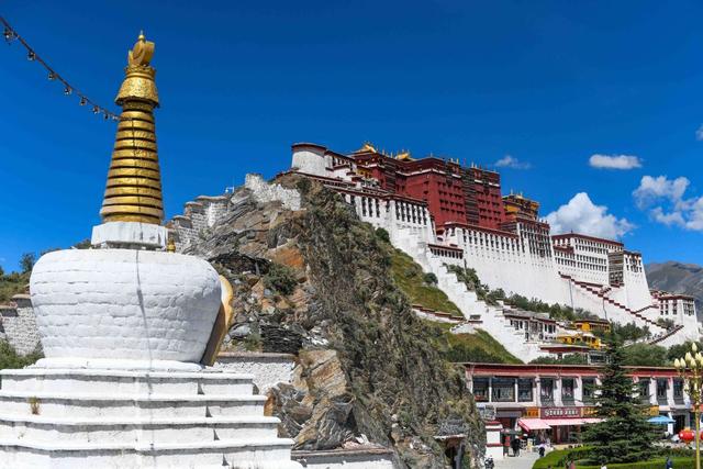 大昭寺简介，大昭寺释迦牟尼佛像（被藏族人称为“圣路”的地方）