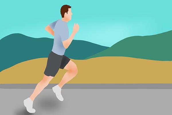 坚持跑步多久身体会出现明显改变，跑步多久身体素质有变化（40出头的男子每天坚持夜跑）