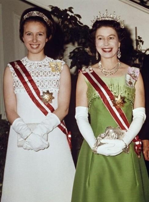 查尔斯王子的妻子卡米拉为什么不能成为王后，卡米拉王妃查尔斯孩子（女王最后的妥协）