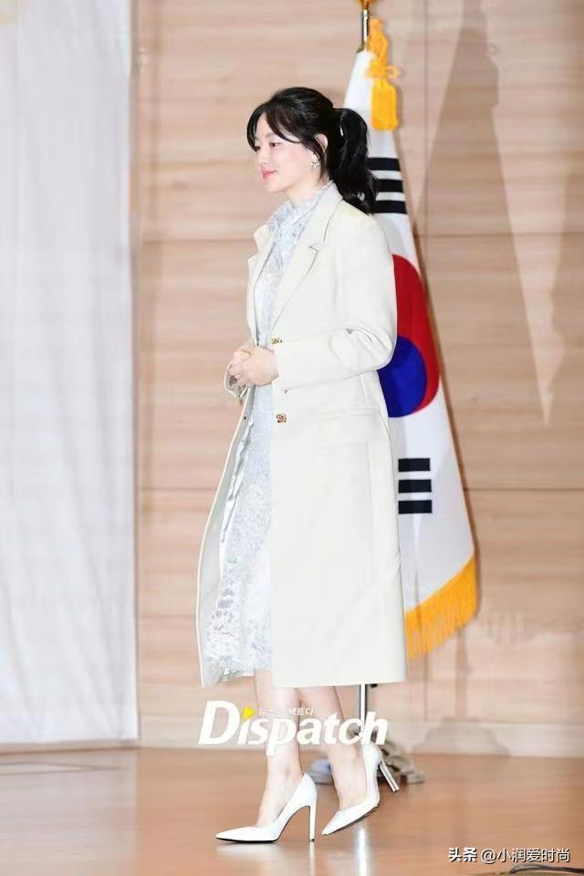 粉红色大衣搭配凸显甜美女神气质，大红色大衣配粉色内搭（看了51岁李英爱的大衣穿搭）