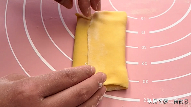烫面饼怎么做又软又香，烫面饼怎么做又软又香窍门（出锅暄软多层）