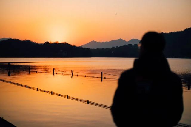 又老了一岁的心情说说，自己又老一岁的说说心情短语（30句有关生死的诗词句子）