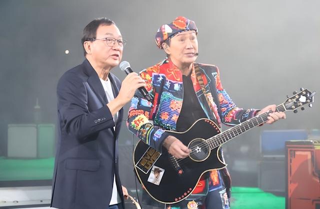 许冠文和许冠杰是亲兄弟吗，唱三哥许冠英的歌引泪目