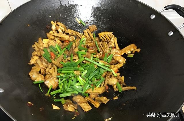 竹笋怎么做好吃，盐水竹笋怎么做好吃（竹笋这么做太好吃了,不苦涩不麻嘴,出锅香味扑鼻）