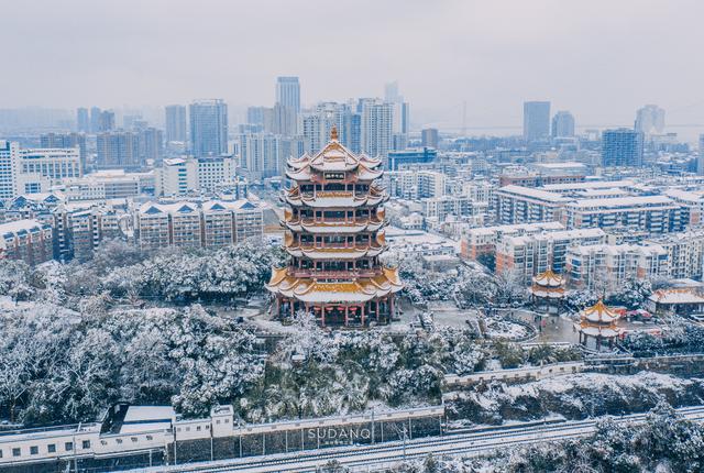 黃鶴樓,與湖南嶽陽的岳陽樓,江西南昌的滕王閣齊名,號稱江南三大名樓