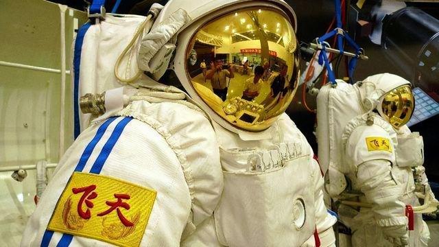第三代航天服，而美国48年前的还在用