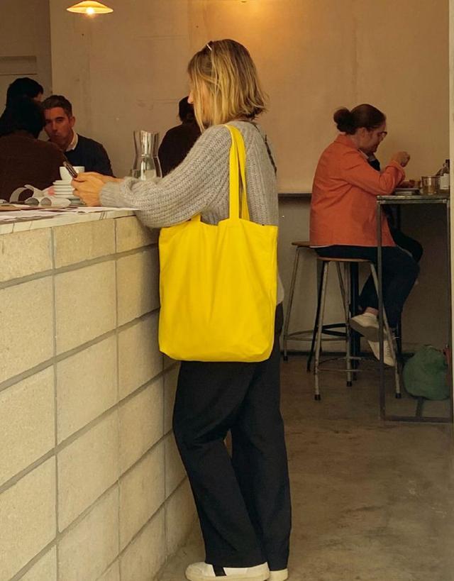 怎样选择包包的颜色，怎么搭配包包的颜色（法国女人不爱“名牌包”）