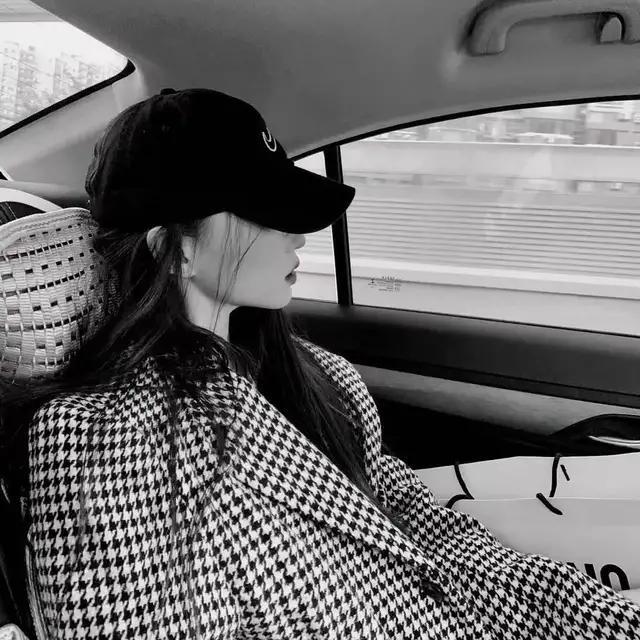 黑色系女生头像，黑色系女头（黑色系丨酷酷の微信头像）