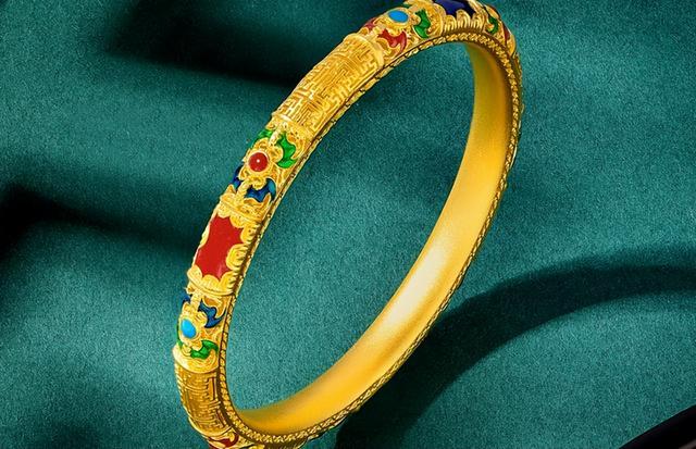 如今年轻人也喜欢佩戴的一种时尚首饰,因为黄金的首饰款式不断的更新