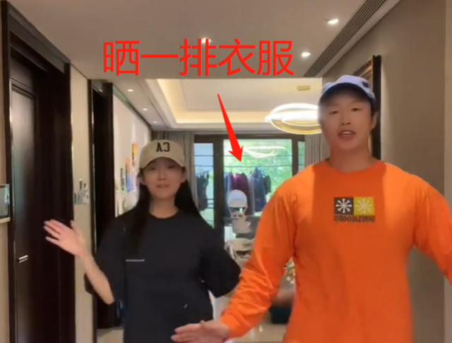 烧饼夫妇豪宅内跳操！老婆穿紧身裤双腿纤细，身后晾一排衣服抢镜