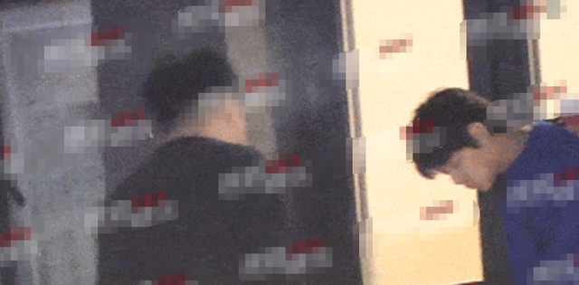 31岁陈翔深夜现身酒吧！室内抽烟大肚腩突出，和两位美女热聊
