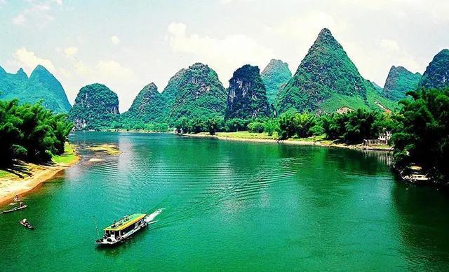 中国出名的旅游景点有哪些，国内著名的旅游景点有哪些（中国旅游必去十大景点）