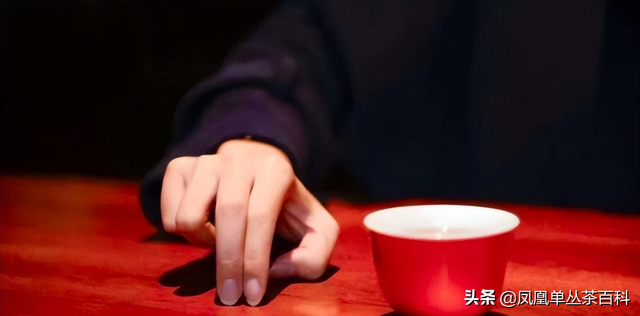 关于点头的礼仪点头礼的规范动作，点头礼与鞠躬礼的动作要求（人人应该懂得扣手礼）