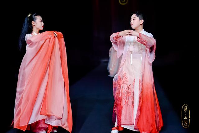 肩上的云歌词，肩上云系列在2023秋冬中国国际时装首秀