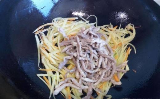 如何做鲜姜炒肉，炒肉用什么姜（姜丝肉的家常做法）