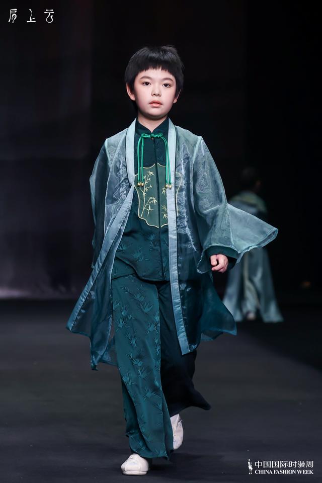 肩上的云歌词，肩上云系列在2023秋冬中国国际时装首秀