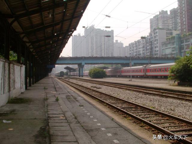 沙坪坝哪个出口离高铁站最近，沙坪坝高铁站离西站有多远（曾经是襄渝客车进出重庆站的必经之路）