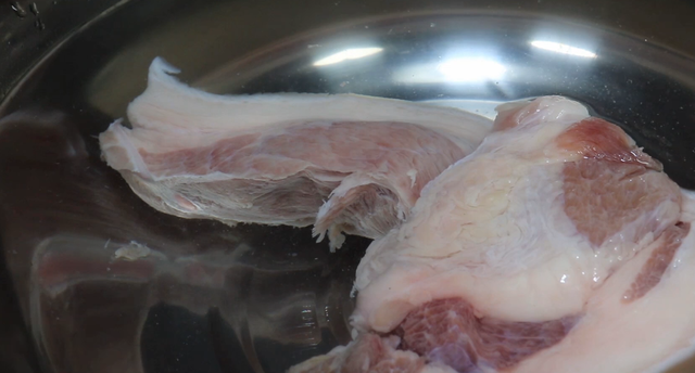 怎样快速解冻肉，冷冻肉怎样快速解冻（不管解冻什么肉）