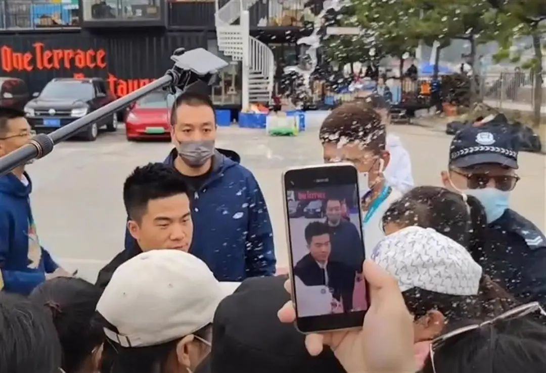 鸿海回应出货减30%，富士康回应郑州园区iPhone出货问题；张庭涉传销案将听证会丨早报