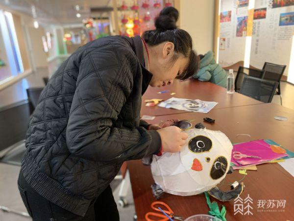 如何制作灯笼，非遗大师教你做冰墩墩花灯（怎样做灯笼又漂亮又简单）