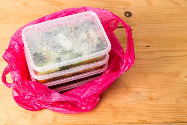 冰箱里放塑料袋好吗，冰箱里可以放塑料袋吗（装菜的塑料袋放冰箱）