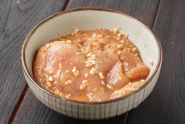 鸡胸肉（鸡胸肉烘干，终于找到了问题的根源（蒸鸡胸肉和水煮鸡胸肉哪个好）