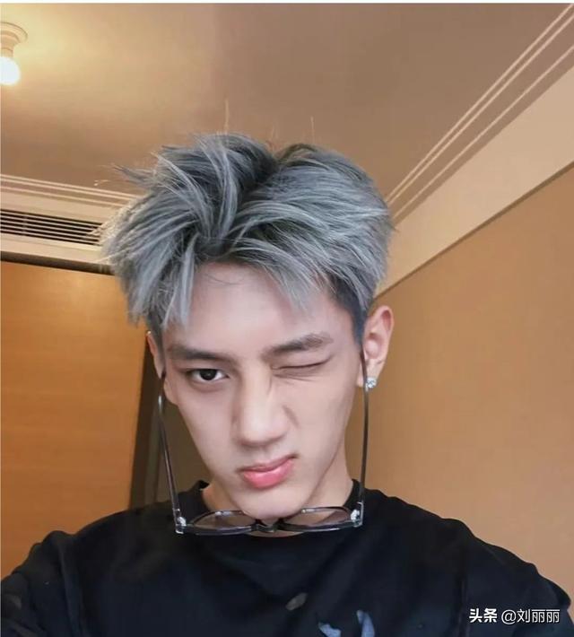 短头发怎么扎，两侧铲短pk男士碎发（短头发怎么扎起来）