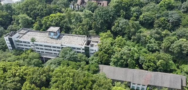 重庆市工业学校，重庆市工业学校2021招生简章（北碚这所中专校园荒废了13年还保留完好；30多年前比大学还吃香）