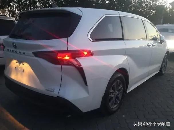 八座塞纳2022款，玩家讲述丨2022款丰田塞纳2.5混合动力平行进口车配置详解