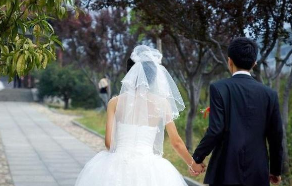 女子登记结婚时才承认自己是大专，男方的反应很现实！